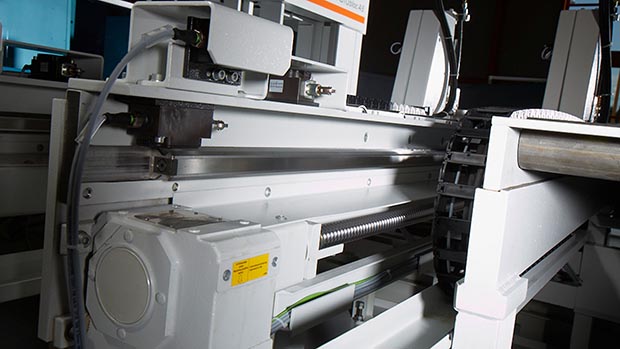 Integrierte Späneräumbürste, Kühlmittelanlage und Späneförderer für sauberen und effizienten Betrieb