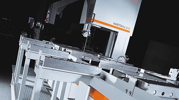 Integrierte Späneräumbürste, Kühlmittelanlage und Späneförderer für sauberen und effizienten Betrieb