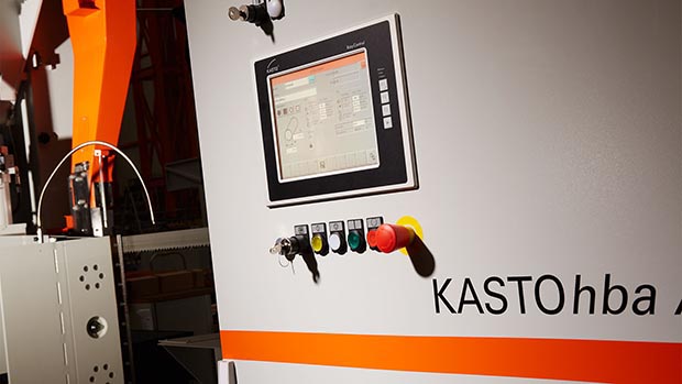 Halbautomatische KASTOhba U Bandsäge mit hydraulischem Horizontalspannstock und Freihubeinrichtung für effizientes Arbeiten