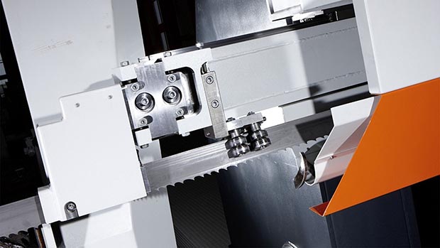 Hydraulically preloaded carbide slide guides for maximum precision and smooth operation