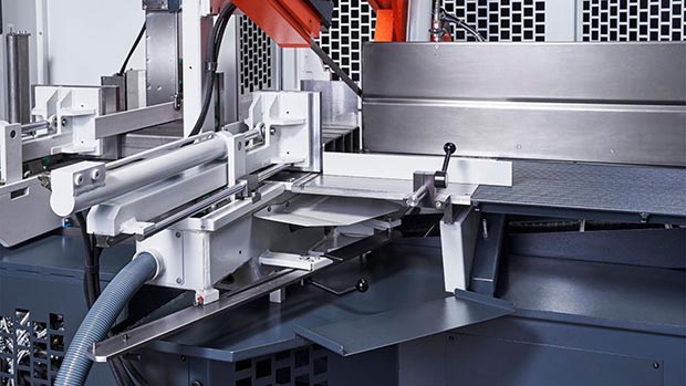 Hochleistungs-Bandsäge KASTOmicut AE 4.6 mit Kugelrollspindelantrieb für exakte Materialpositionierung