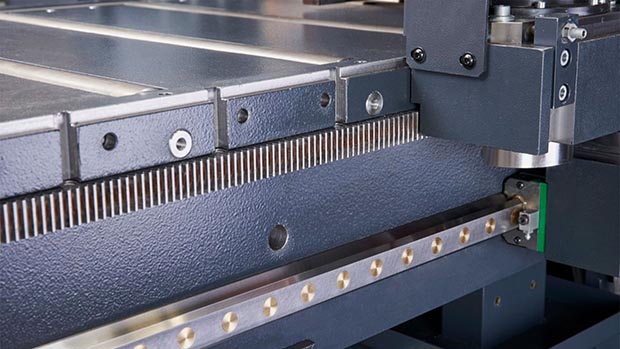 KASTOmiwin A 4.6 zweisäulengeführte Bandsäge mit Zahnstangenantrieb für schnellen Materialnachschub und hydraulischer Materialspannung