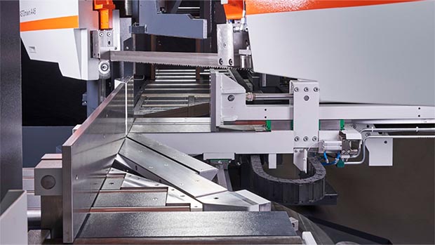 KASTOmiwin U 4.6 zweisäulengeführte Bandsäge mit elektromotorischem Sägevorschub und hydraulischer Materialspannung