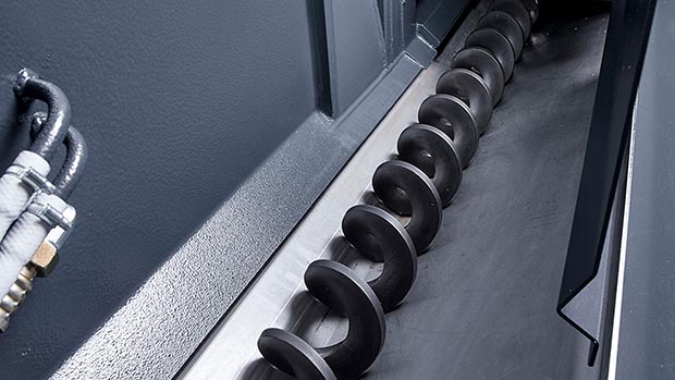 Fully hydraulic KASTOtec AC 8 bandsaw in heavy-duty design for tool steels and hard-to-machine materials such as titanium or Inconel