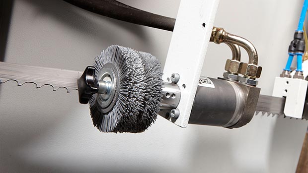 KASTOtec AM 4 – finely balanced running wheels, central lubrication system for wheel and roller bearings, smooth, tool-friendly operation, short chip formation for maximum cutting quality.