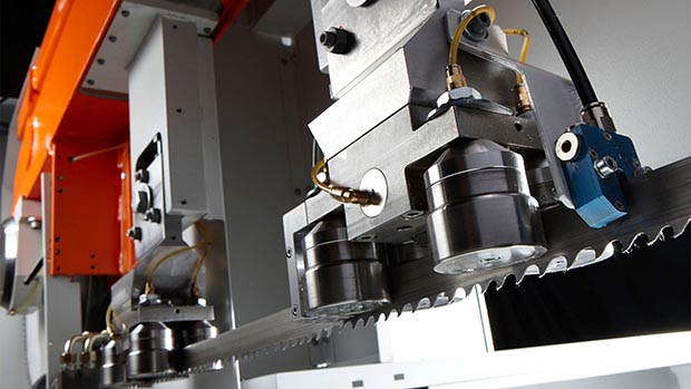 Fully hydraulic KASTOtec FC 4 bandsaw in heavy-duty design for tool steels and hard-to-machine materials such as titanium or Inconel