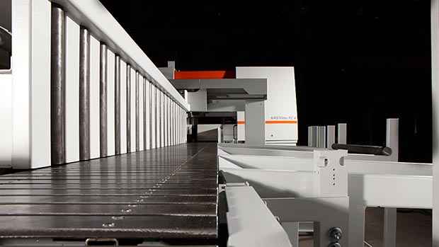 KASTOtec FC 4 Produktionsbandsäge mit hydraulisch vorgespannten Hartmetallgleitführungen und Freihubeinrichtung für effiziente Prozesse