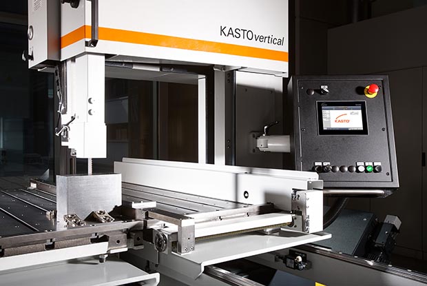 KASTOvertical avec bras de scie réglable hydrauliquement et tension automatique du ruban