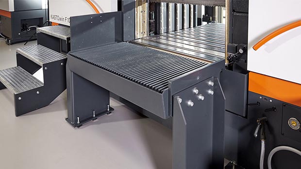 Serien-Bandsäge KASTOwin A 10.6 mit Kettenmaßvorschub für kurze Abschnitte und optimierte Serienproduktion