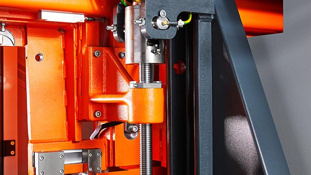 Hochleistungs-Bandsäge KASTOwin A 5.6 mit automatischer Bandführungsarmverstellung und linear geführtem Sägerahmen