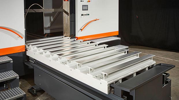 Hochpräzise Bandsäge KASTOwin F 10.6 mit Tisch für sichere Positionierung und Zuführung von sperrigem Material