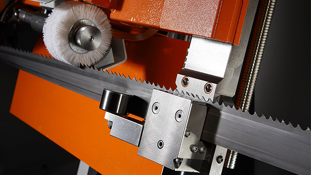 KASTOwin tube A 5.0 mit vorgespannter Linearführung und hydraulisch gespanntem Hartmetall-Sägeband für präzise Rohrbearbeitung