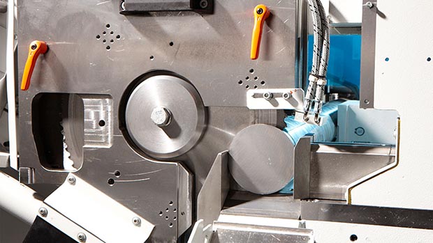 Scie circulaire haute performance KASTOgripspeed C 10 pour grandes séries, avec technologie d’alimentation par pince pour longue durée de vie et faible usure