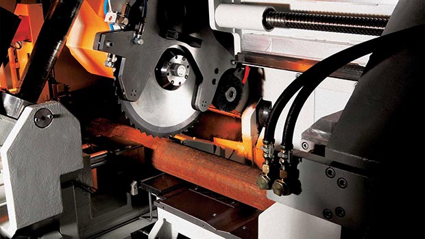 Scie circulaire CNC KASTOvariospeed C 15 – C 18 avec châssis lourd et composants performants pour haute capacité de coupe et longue durée de vie des lames