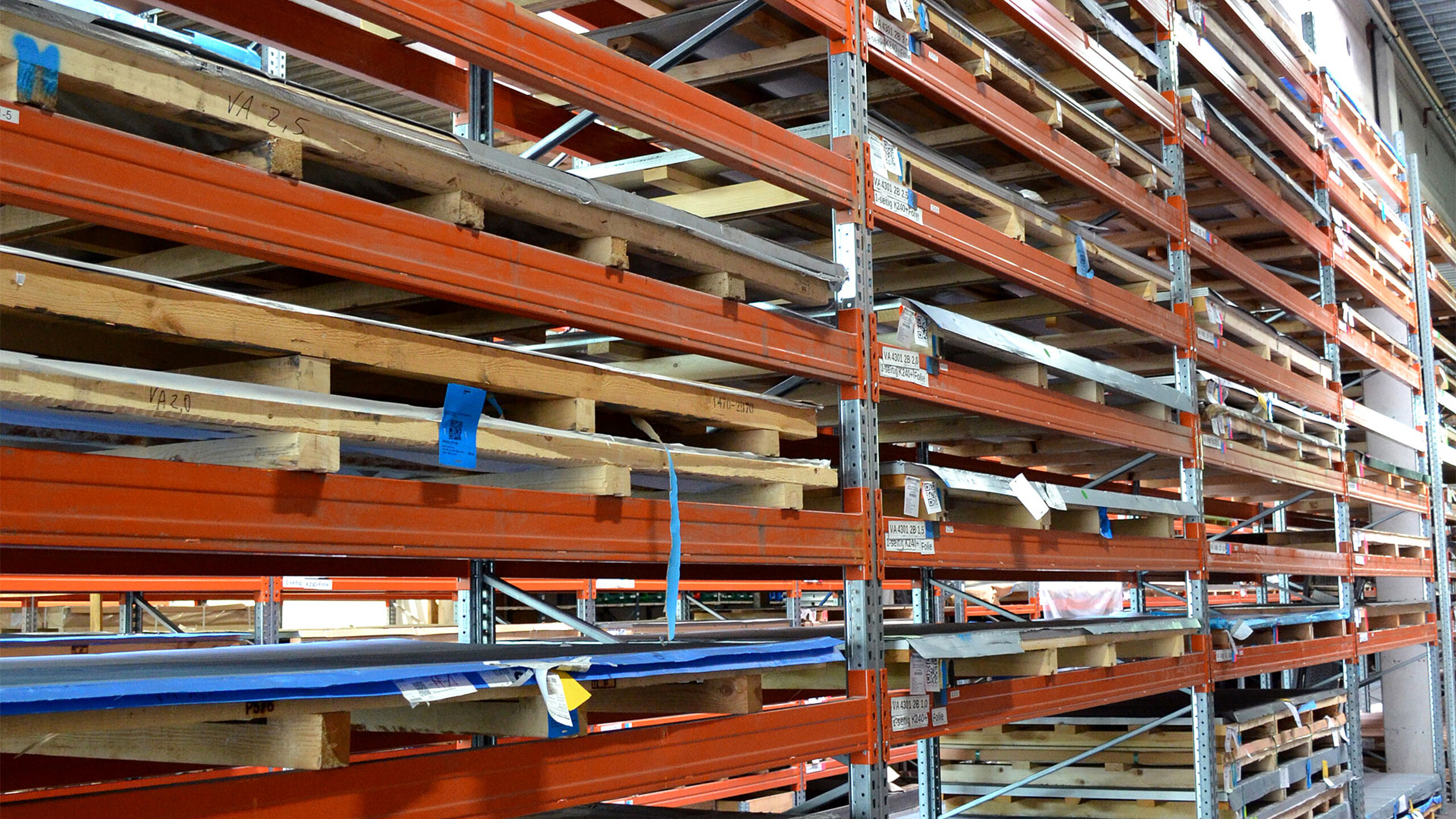 Regalsystem zur Lagerung von Stabstahl und Metallprofilen im Stahlhandel