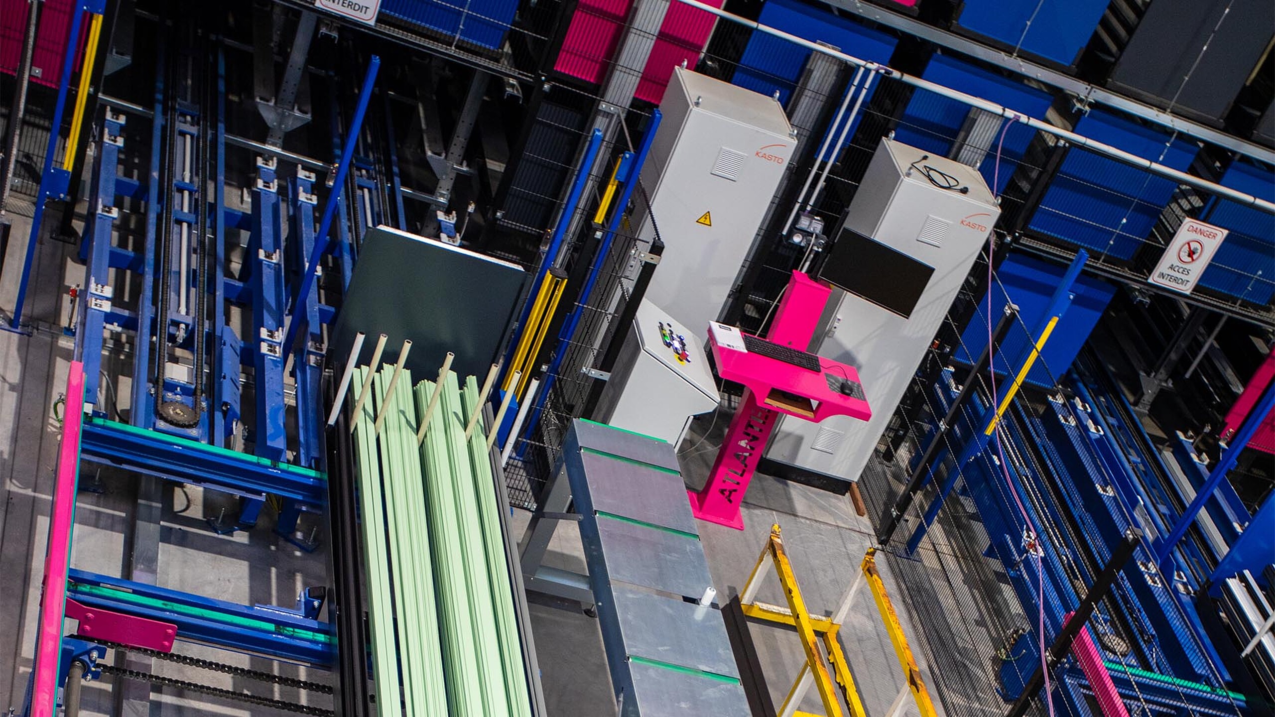 Installation de sciage entièrement automatisée avec manutention de barres et profilés