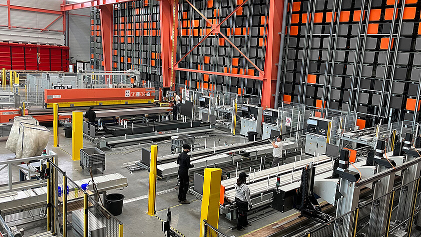 Automated long goods storage system with sawing line and conveyor technology