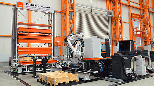 Komprimiert automatisiert: Das KASTOcenter compact verbindet Lager, Säge, Materialhandling und Teileabfuhr zu einem durchgängigen Materialfluss auf geringer Hallenfläche.