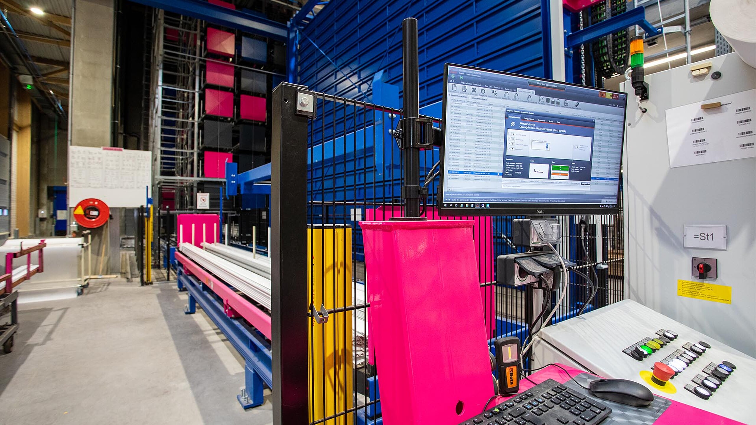 Poste opérateur d’un magasin automatisé pour tôles avec gestion de stock intégrée