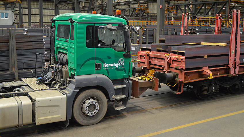 Dank direkter Schienenanbindung kann ein spezieller Lkw angelieferte Waggons mit Langgut unmittelbar in die Halle ziehen