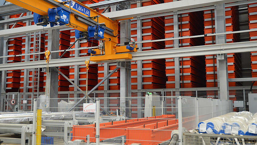 Für Langgut aus Edelstahl und Aluminium wird das Überfahr-Lager UNITOP, mit Materialpolderkette für Versand und Weitertransport genutzt.