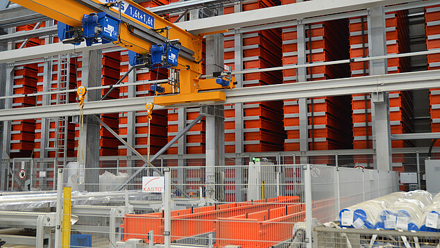Für Langgut aus Edelstahl und Aluminium wird das Überfahr-Lager UNITOP, mit Materialpolderkette für Versand und Weitertransport genutzt.