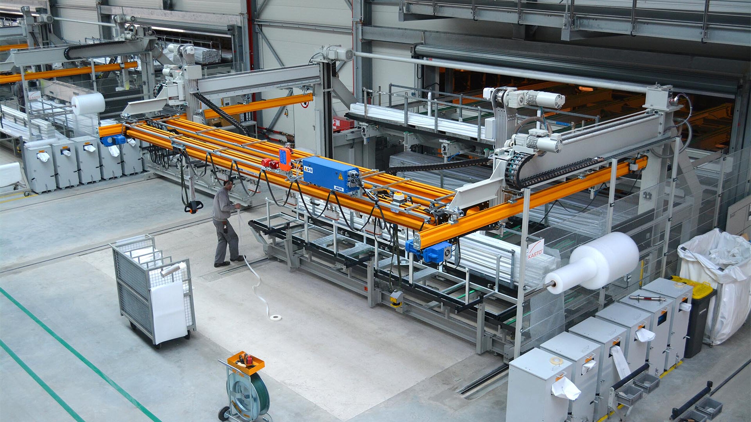 Système de stockage automatisé pour tôles avec manutention par pont roulant