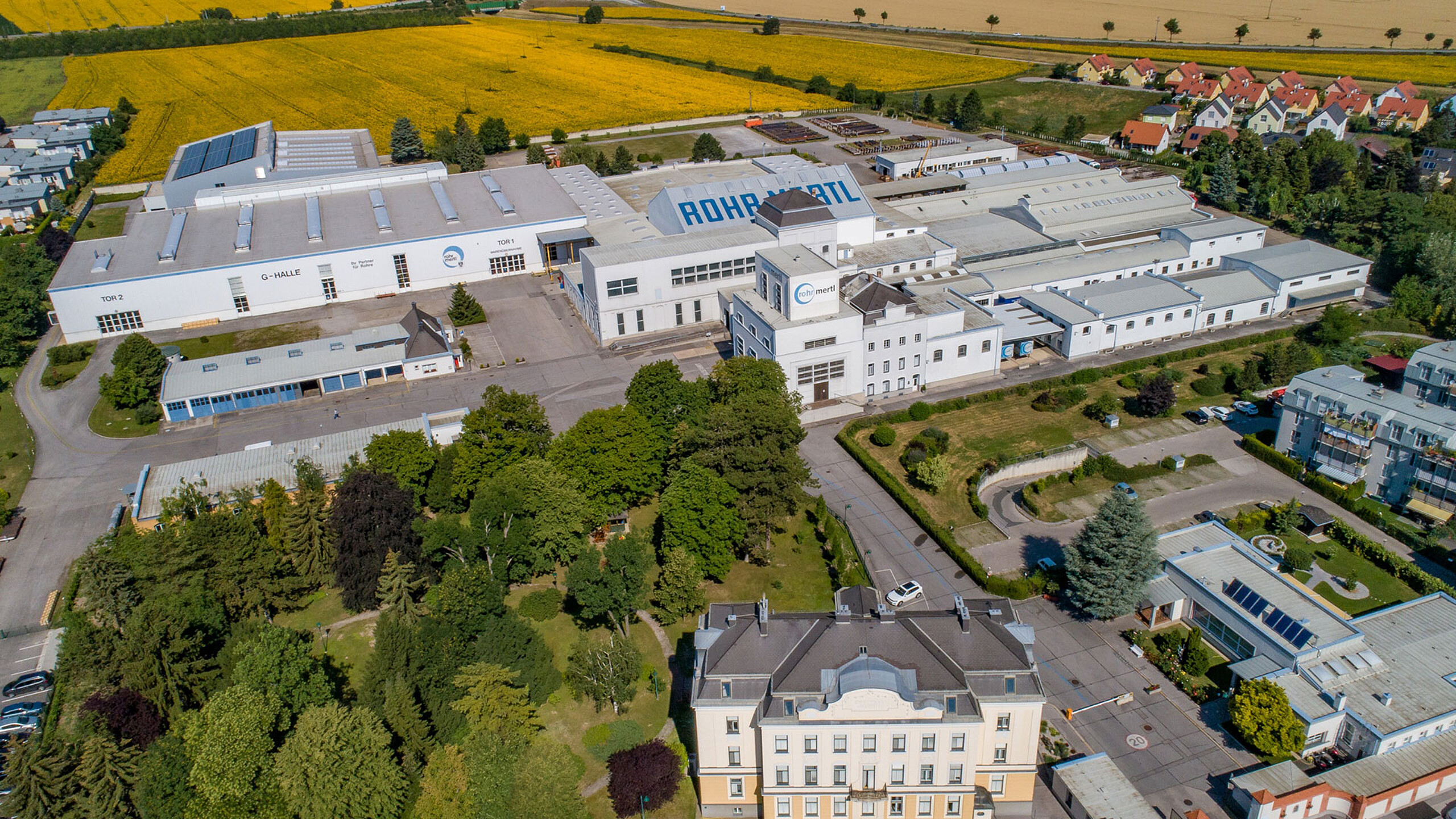 Vue aérienne d’un complexe industriel moderne pour technologies de stockage et sciage
