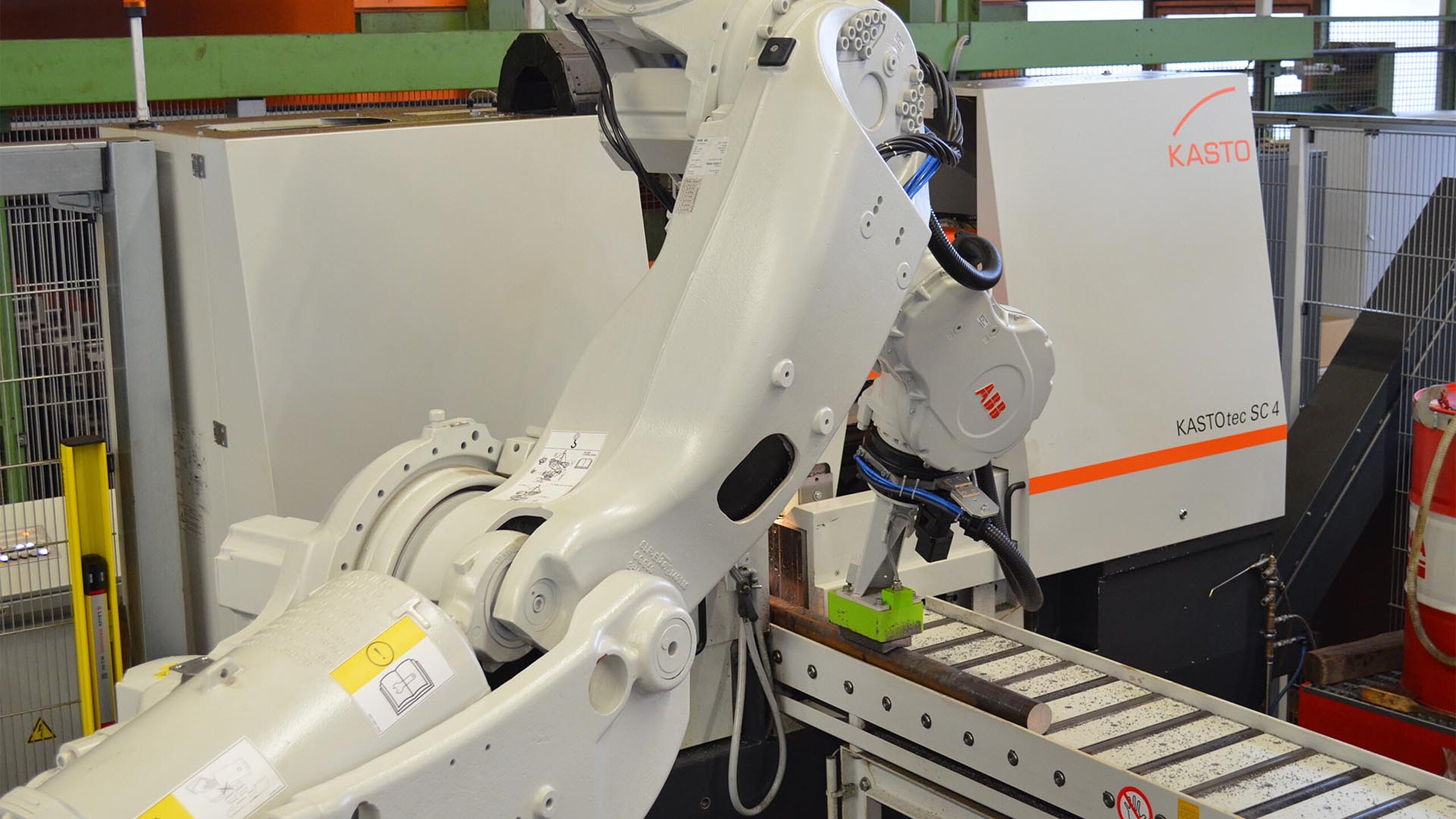 Robotic handling for precise material loading in automated sawing line