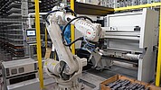 ndustrieroboter zur automatisierten Entnahme von Metallzuschnitten an KASTO Sägelinie