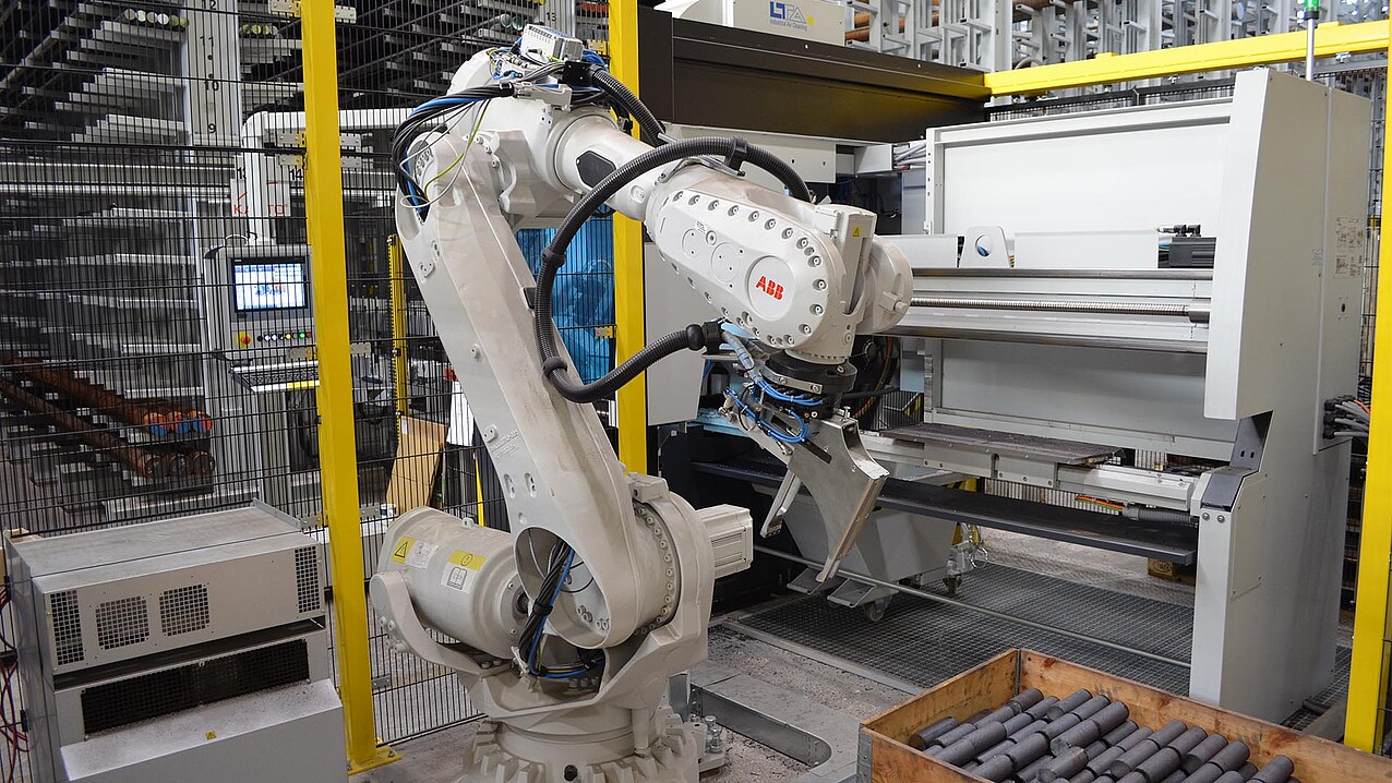 Robot industriel pour le déchargement de pièces métalliques sur une ligne de sciage KASTO