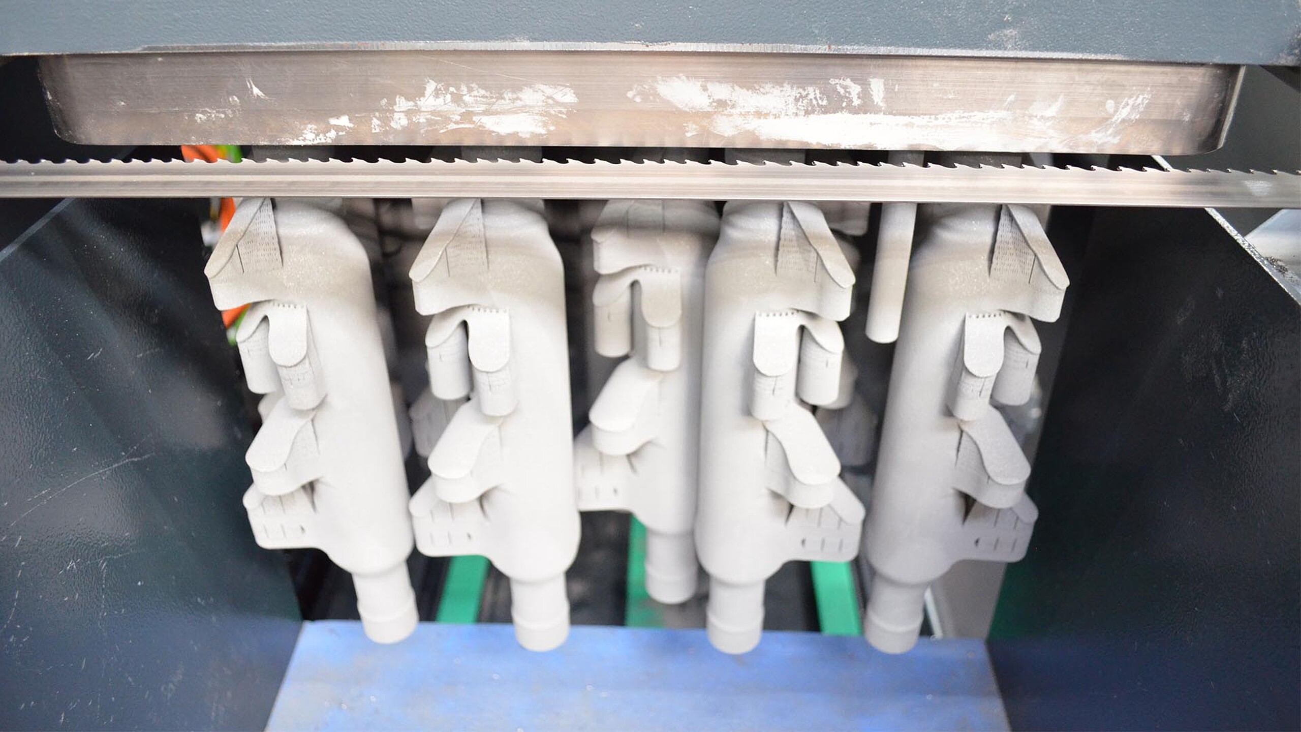 Impression 3D industrielle de plusieurs pièces plastiques dans la chambre de fabrication