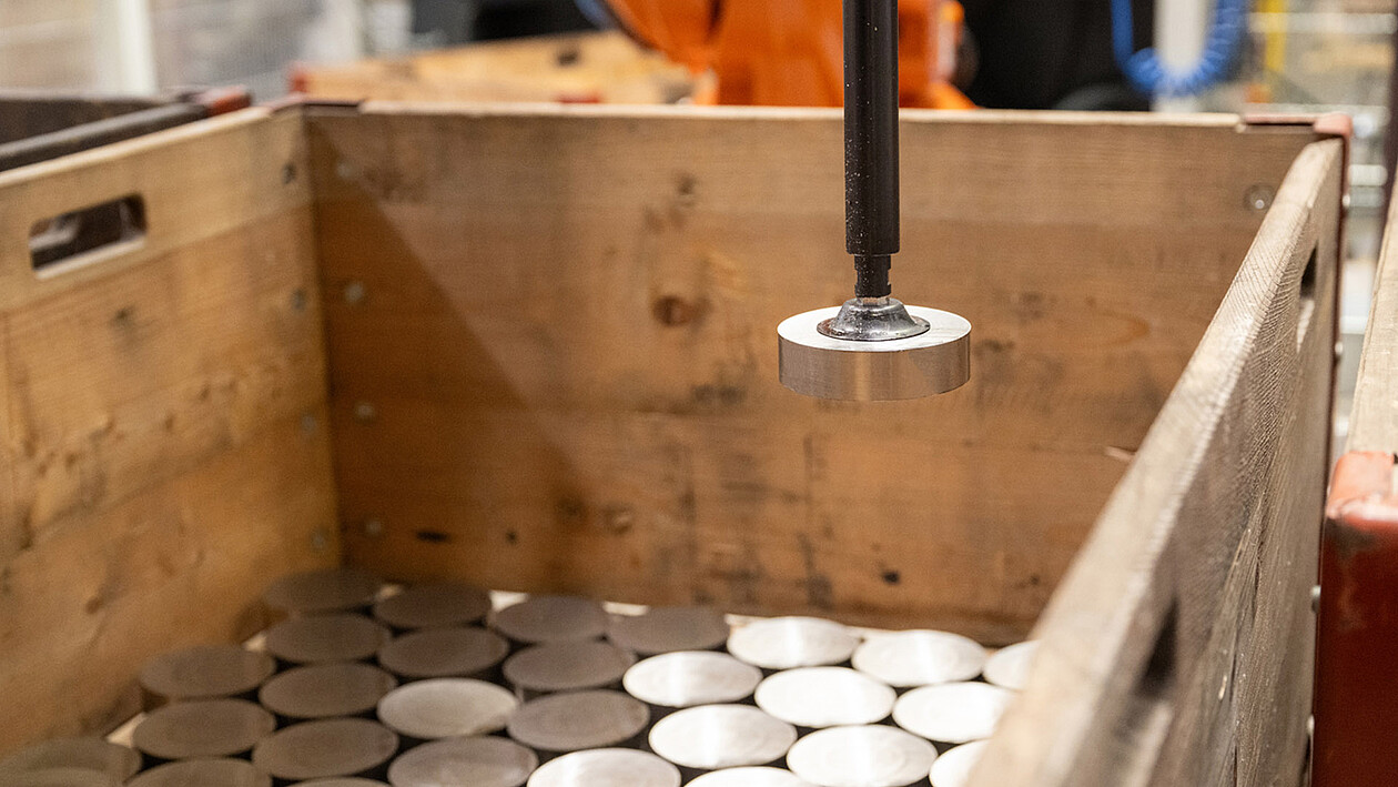 Die Kombination aus Säge und Roboter ermöglicht eine prozesssichere Produktion, ohne manuelle Eingriffe. 