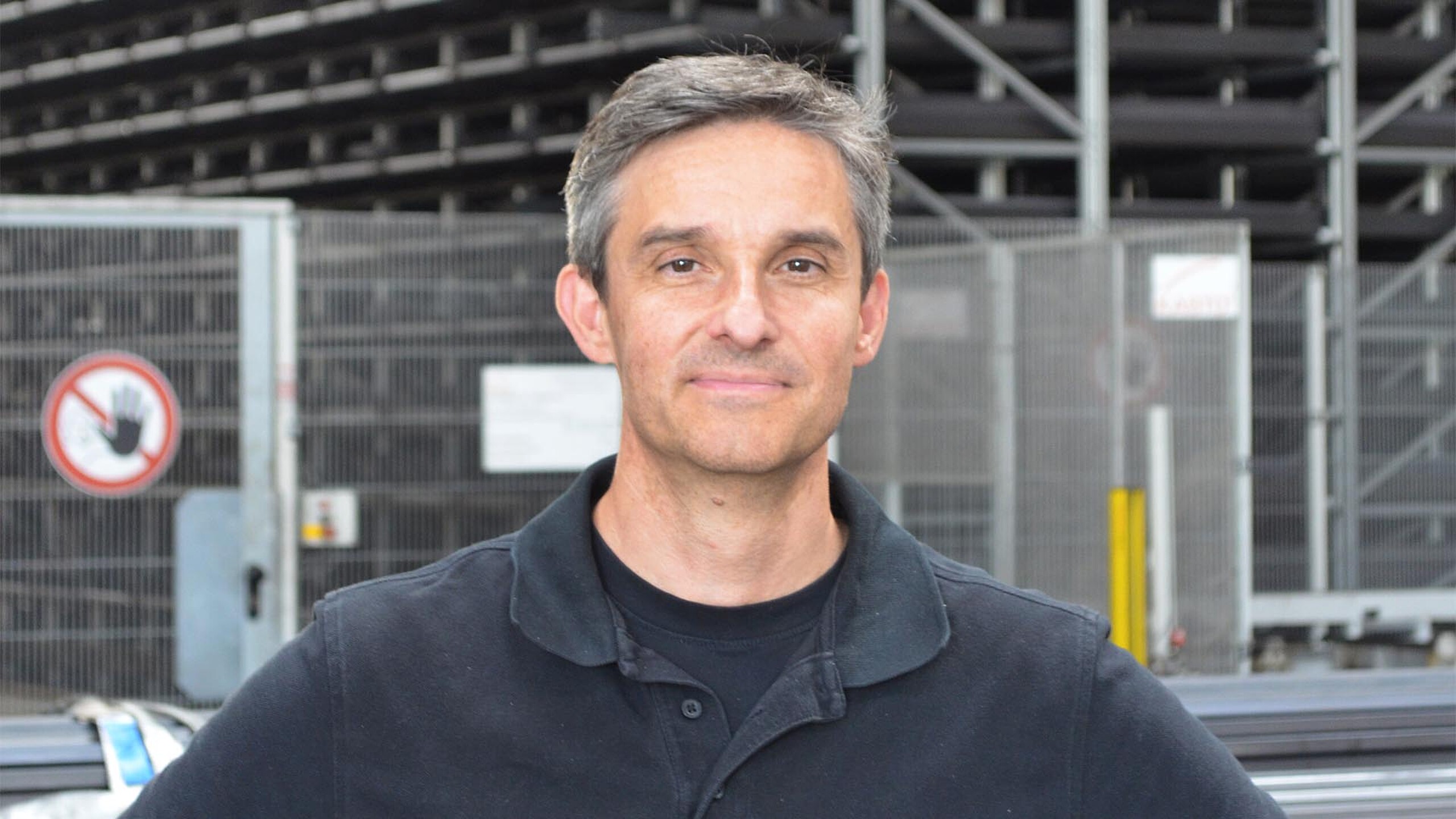 Kunde vor Lageranlage für Stabstahl und Metallprofile im Stahlhandel