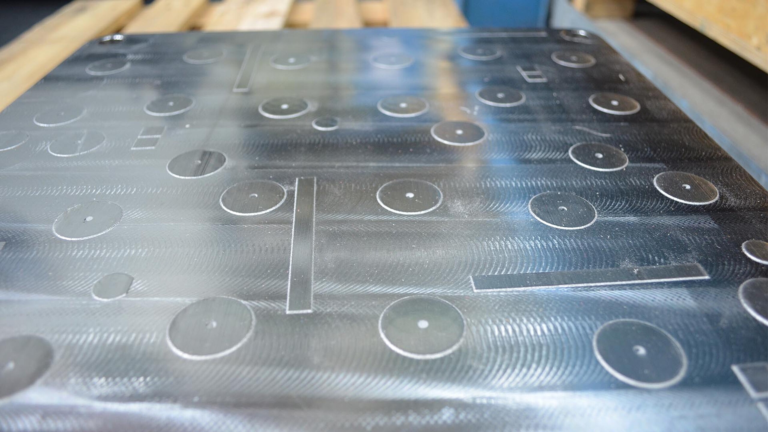 Tôles d’acier découpées au laser avec contours précis pour transformation industrielle