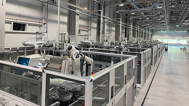 Automatisierte Produktionslinie mit integrierter Fördertechnik in der Metallverarbeitung