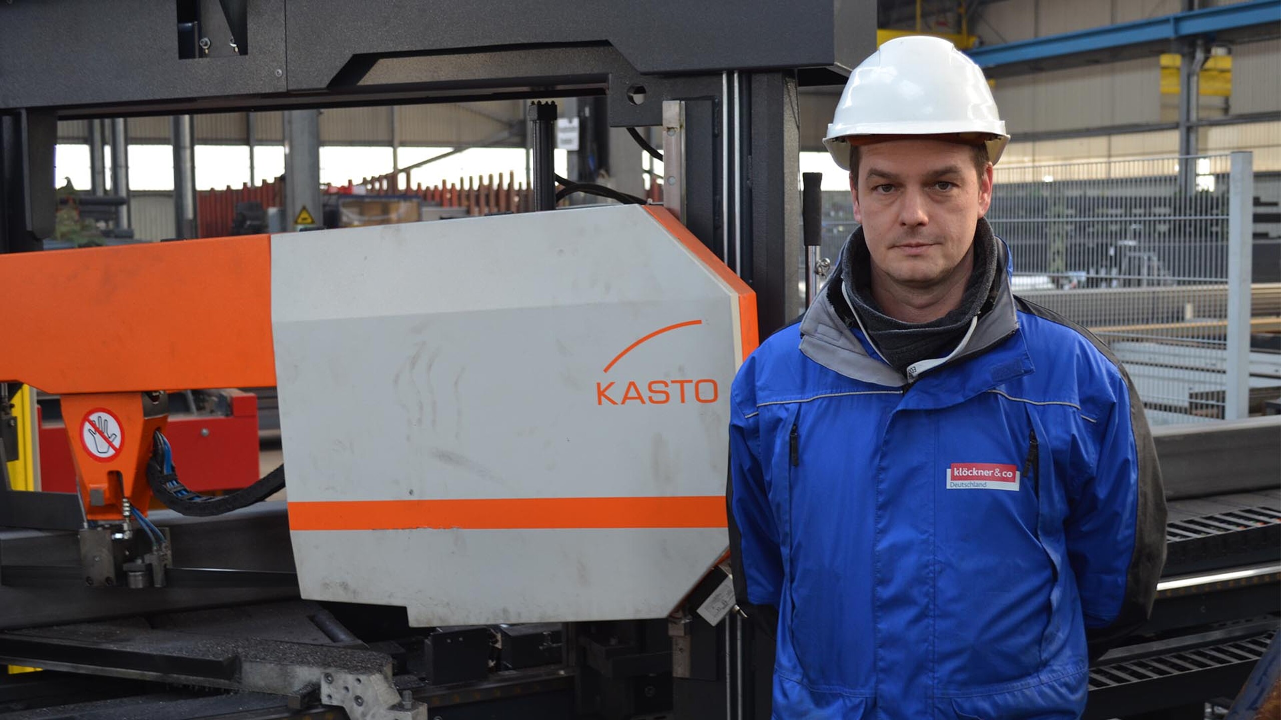 Opérateur devant une technologie de sciage KASTO moderne dans un hall de production