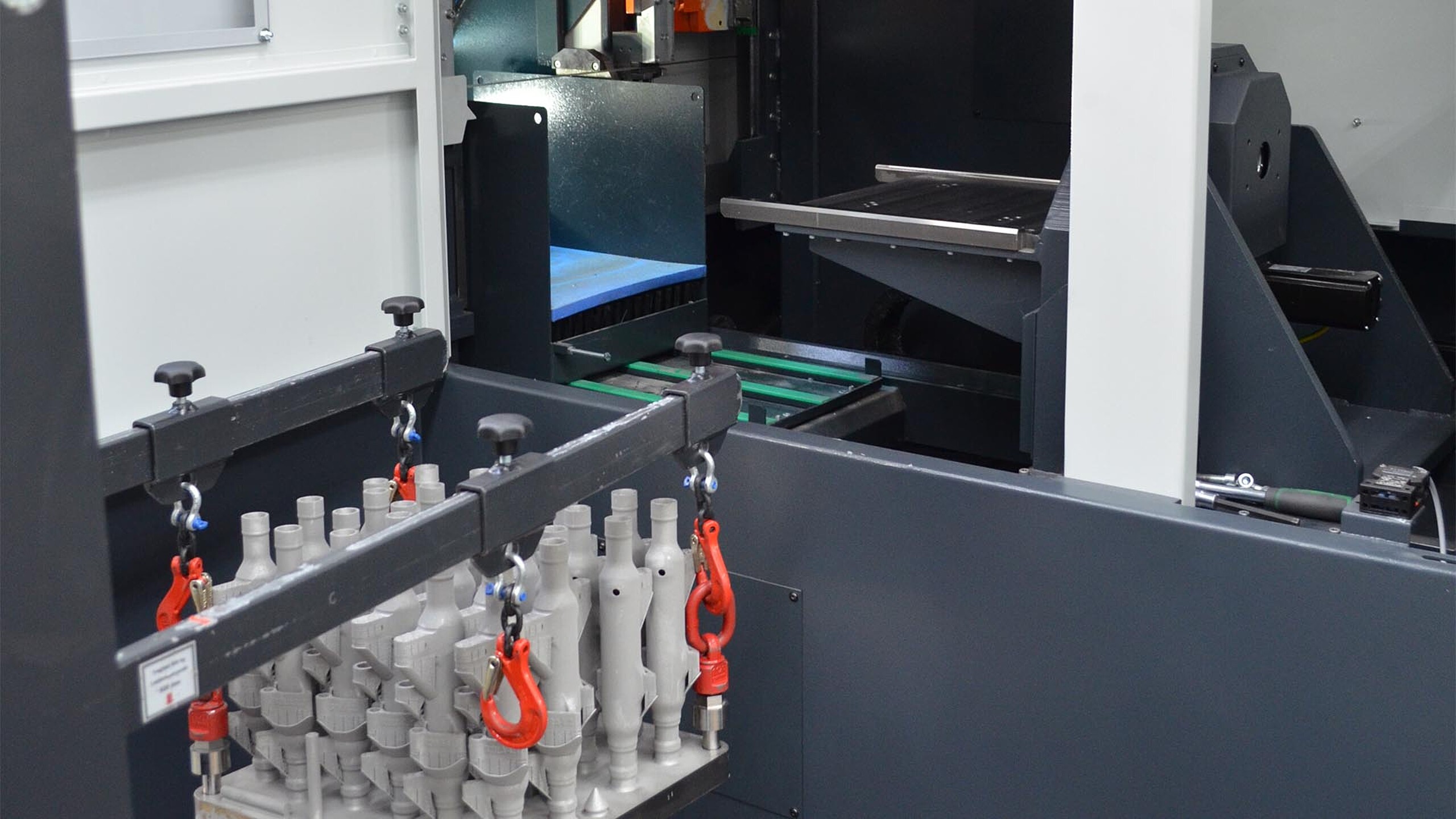 Usinage CNC d’une plaque métallique bridée dans un centre d’usinage moderne.