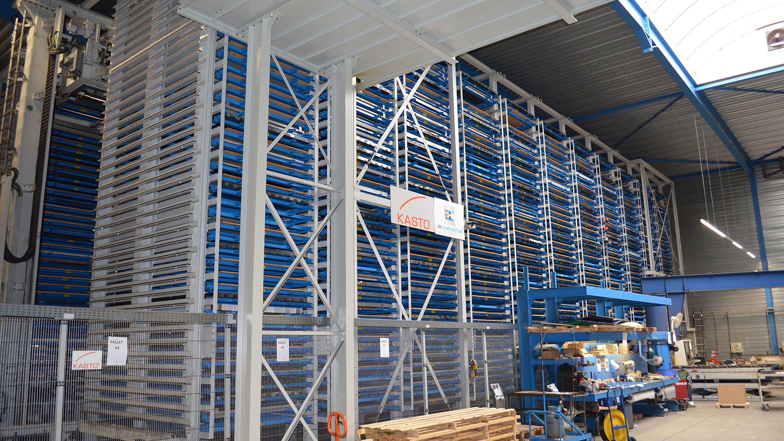 Système de stockage automatique KASTO pour produits longs avec rayonnage grande hauteur
