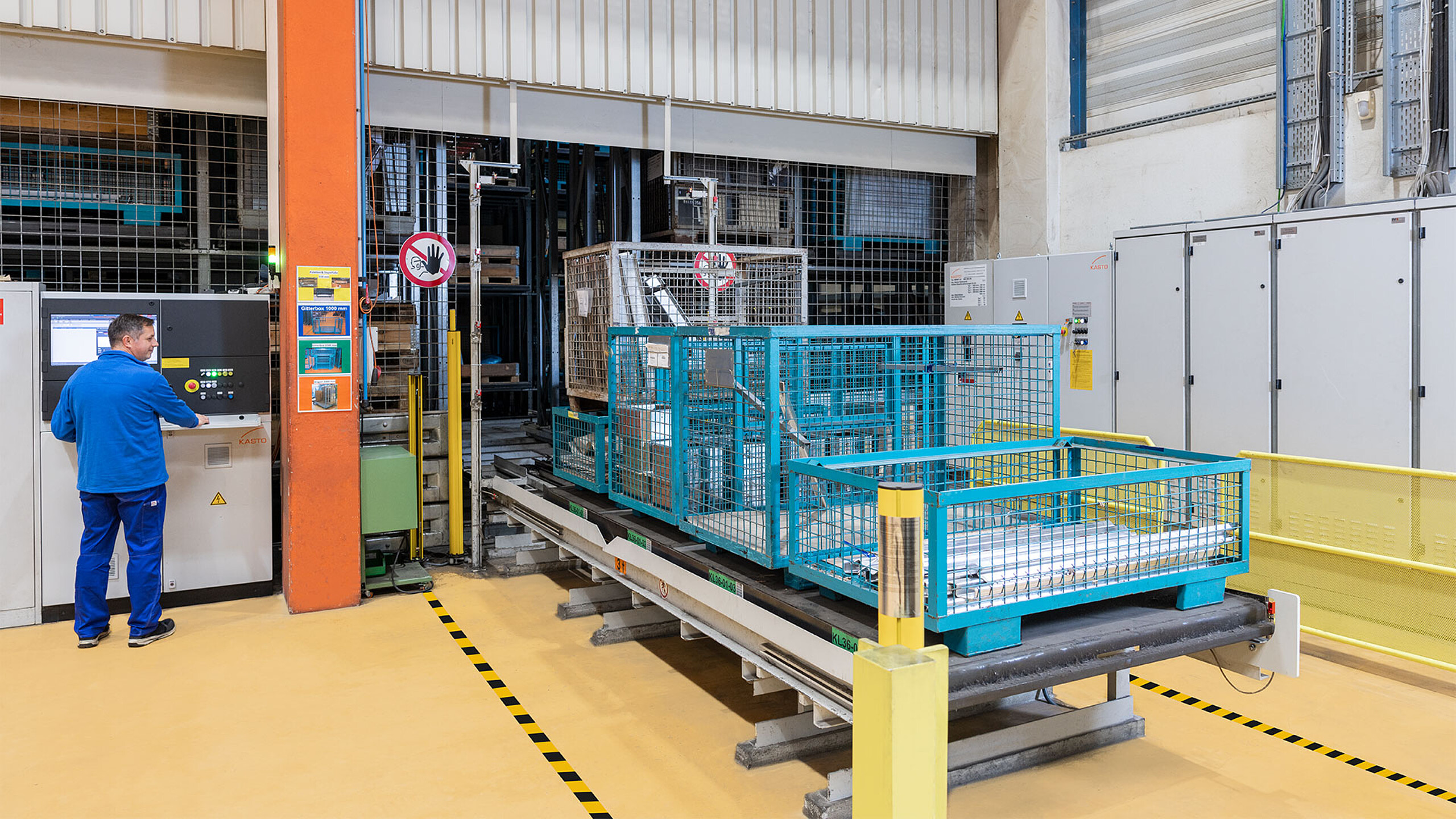 Système de convoyage automatisé pour le transport de matériaux en magasin de produits longs