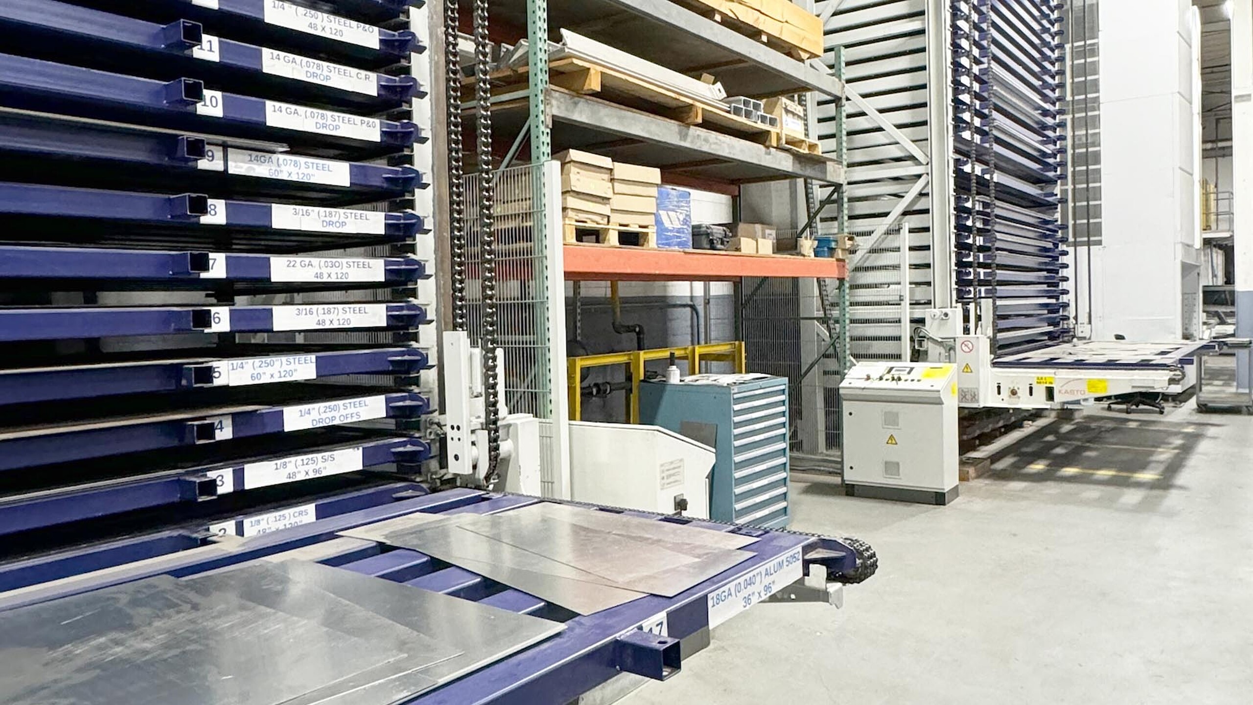 Automatisiertes Blechlager mit Kassetten für effiziente Materialbereitstellung