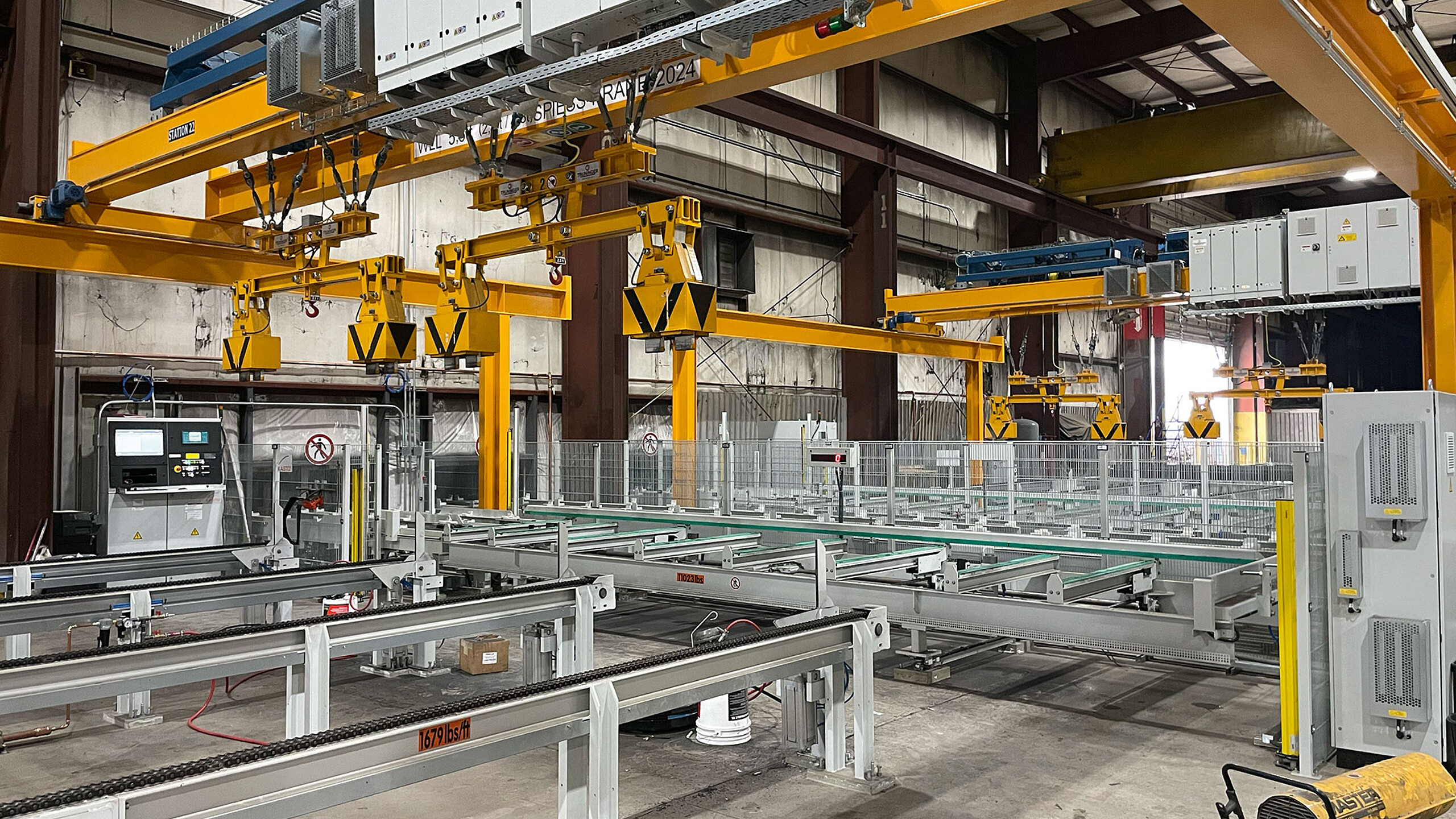 Manutention automatisée avec pont roulant et convoyage en magasin de produits longs