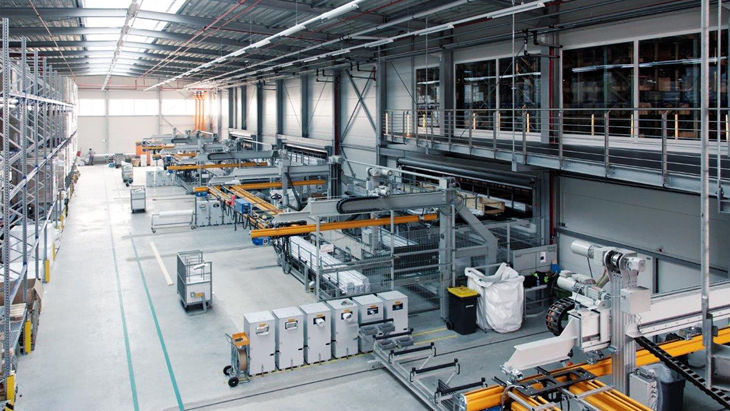 Production de tôles entièrement automatisée avec stockage et convoyage intégrés