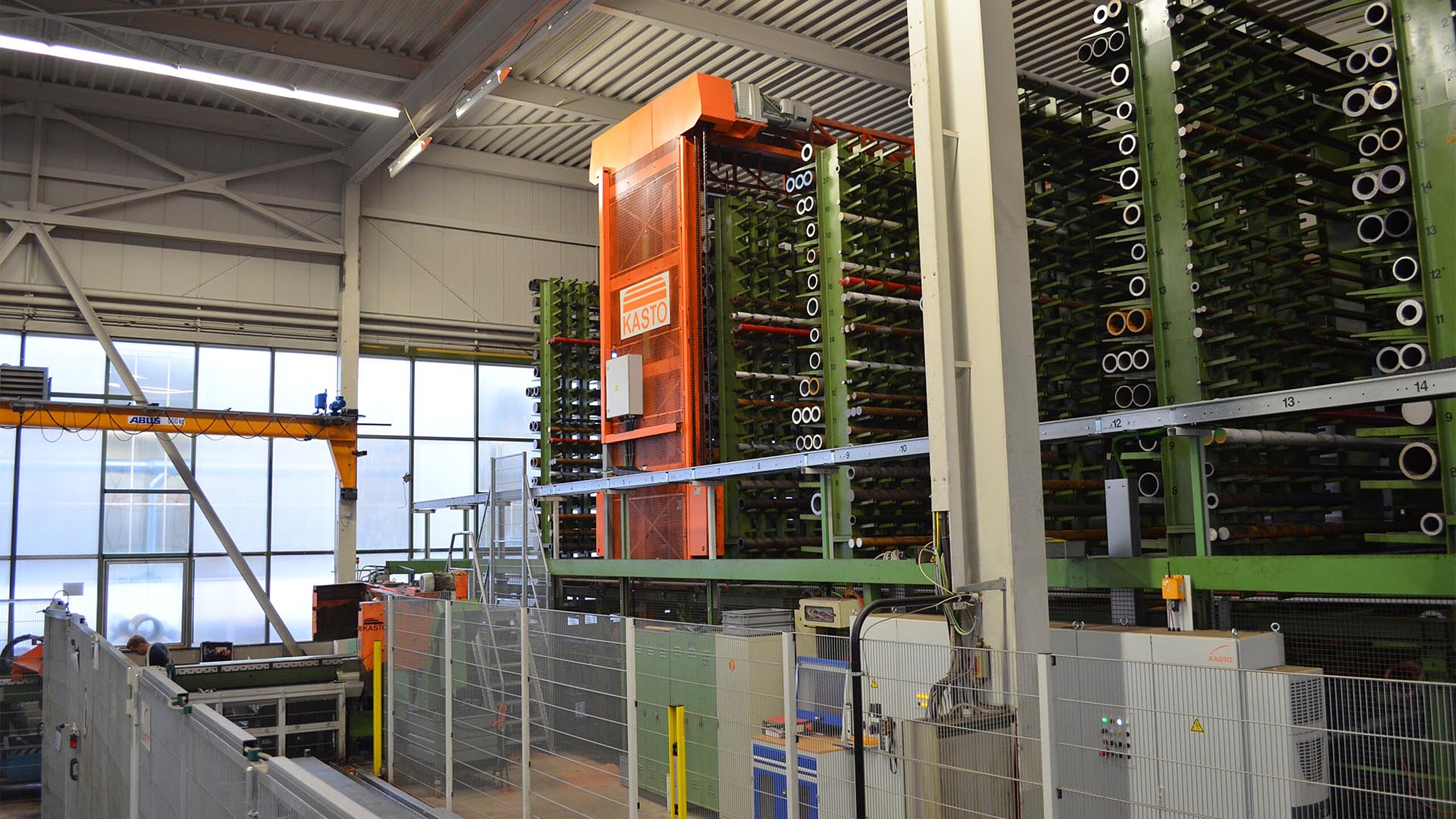 Automated high-bay storage system for sheet metal with integrated conveyor technology
