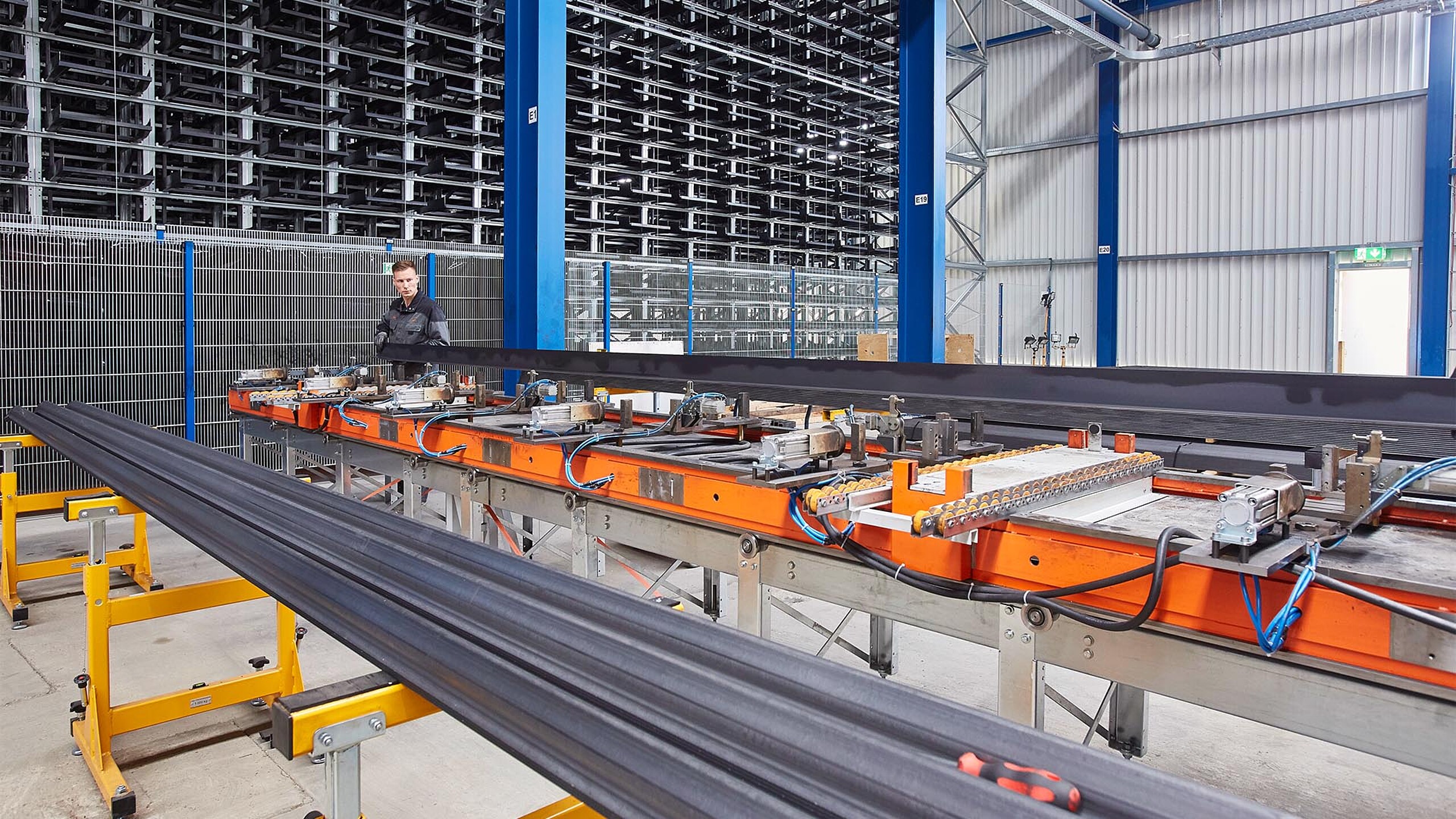 Ligne de sciage KASTO automatisée avec alimentation de barres d’acier