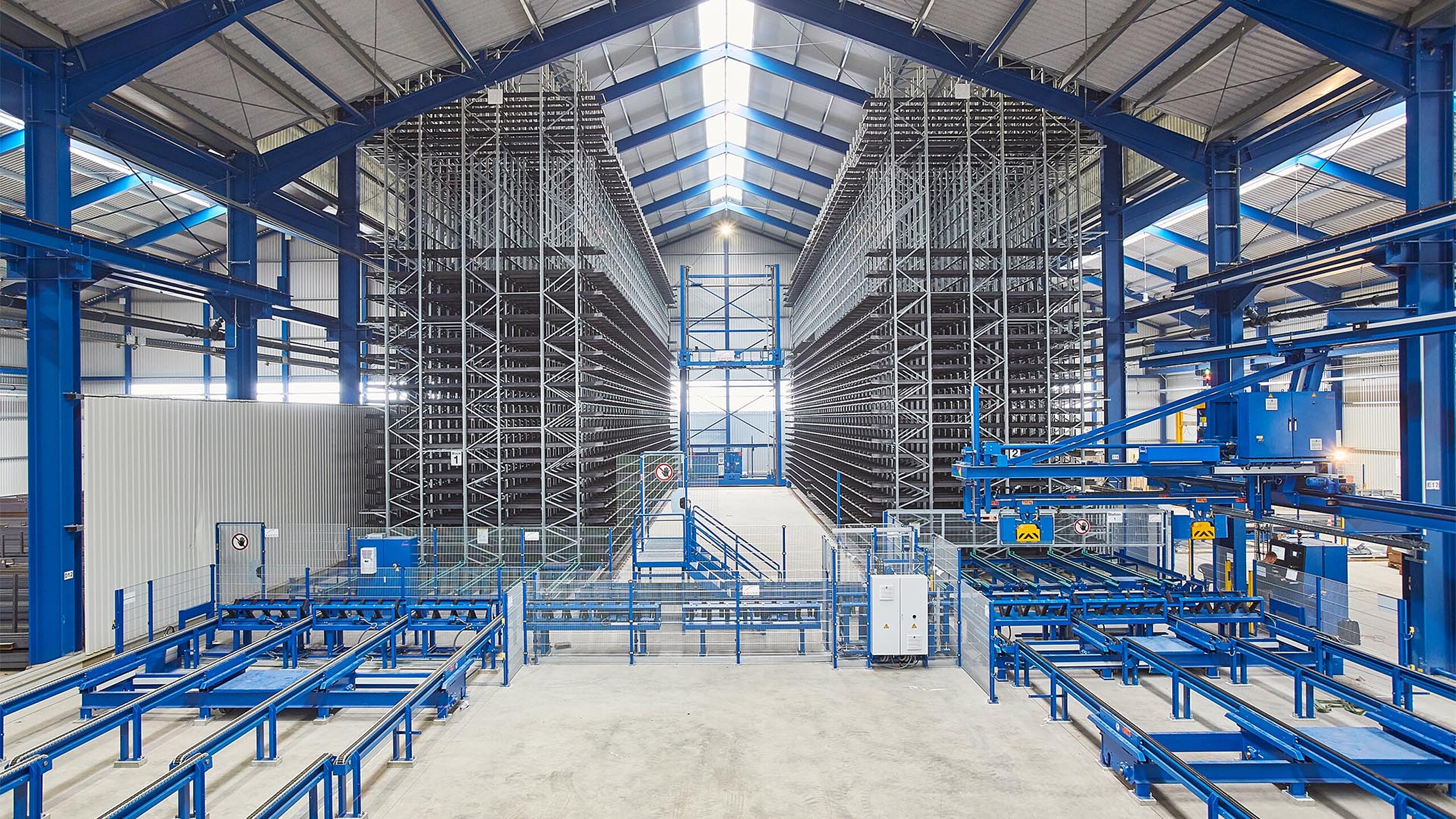 Magasin grande hauteur automatisé pour produits longs avec transtockeur central