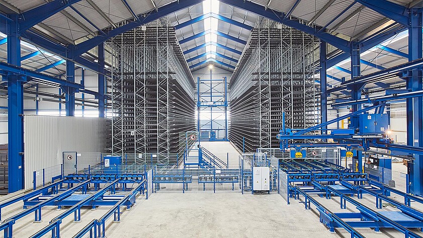 Automated high-bay storage system for long products with central stacker crane