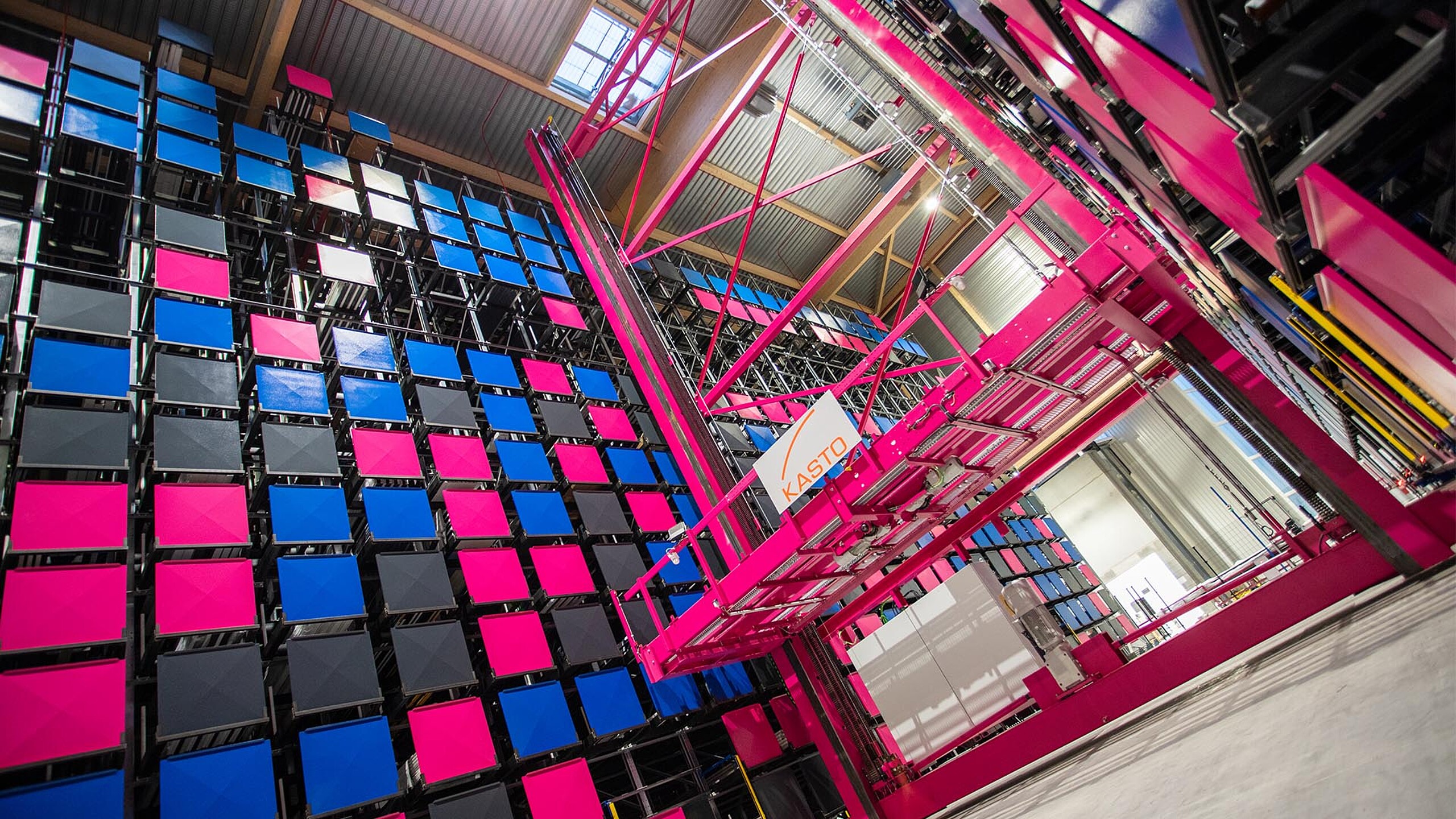 Système de stockage KASTO pour tôles avec entrée et sortie automatisées