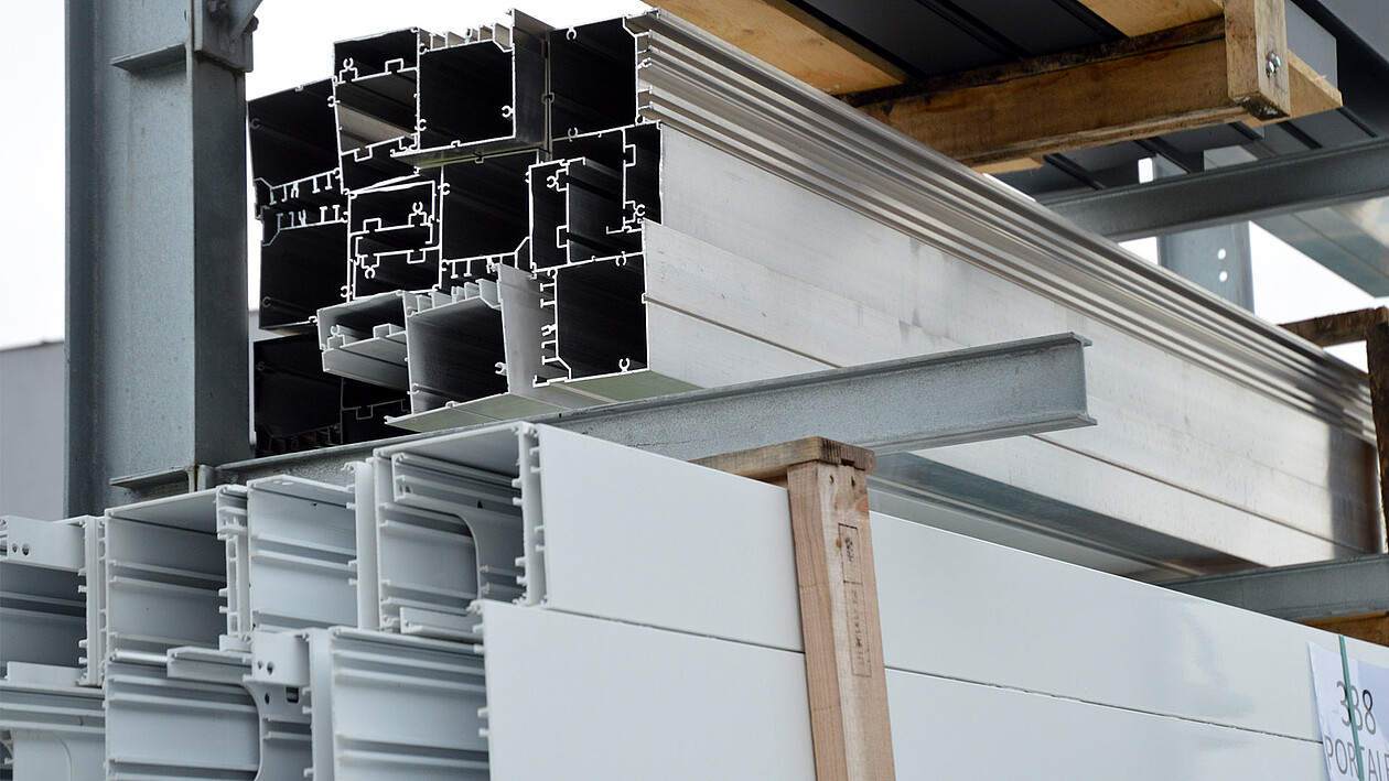 Profile im KASTO Lagersystem für effiziente Lagerung und Bereitstellung im Fensterbau