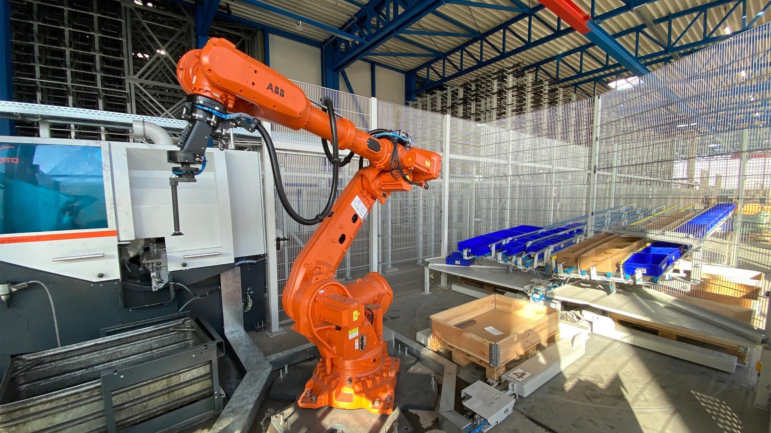 Robotergestützte Automation für effiziente Be- und Entladung im Produktionsprozess